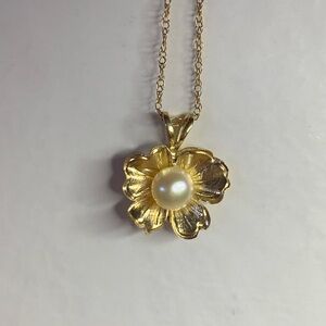 14kt Gold Flower Pendant Necklace with Pearl. Both pendant & chain marked/tested